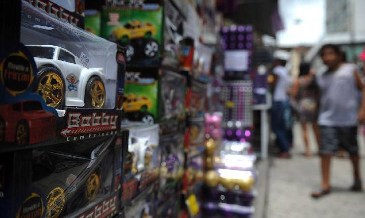 Central Única de Favelas distribui brinquedos para crianças do Rio