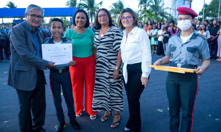 Com a presença do prefeito Eudes Barros, 741 alunos do Colégio Militar Tiradentes XII participam da entrega da Boina