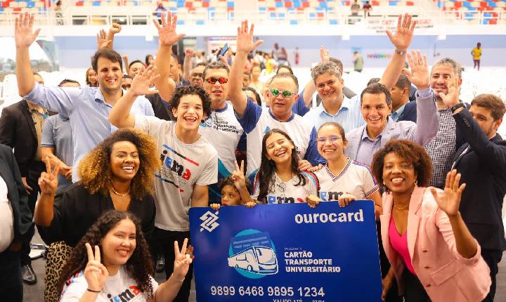 Orleans Brandão acompanha entrega do Cartão Transporte Universitário