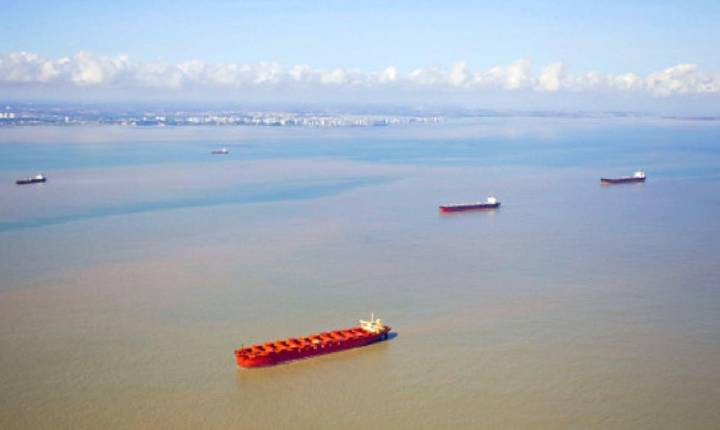 Prático sofre mal súbito e morre a bordo de navio fundeado em alto-mar