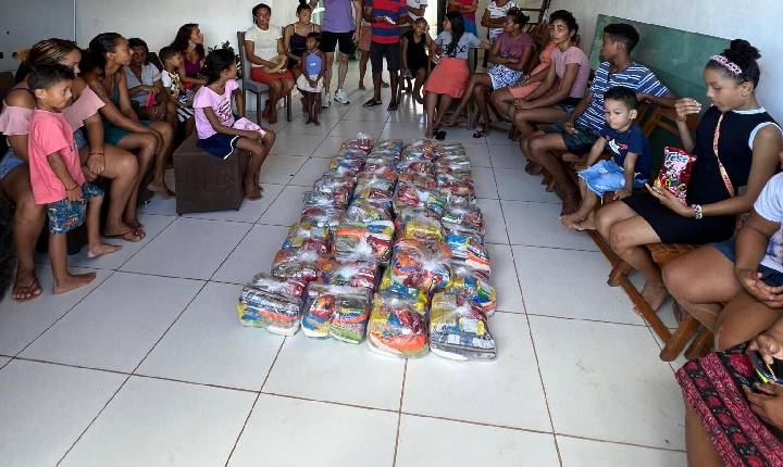 Em ato de solidariedade, Tiago do IESF, entrega cestas básicas na manhã desta quinta-feira da Paixão de Cristo