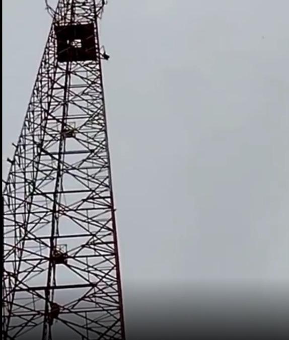 VÍDEO: Homem sobe em torre de transmissão de grupo de comunicação, em São Luís; veja vídeo...