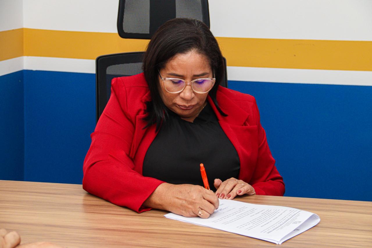 Paula da Pindoba concede reajuste salarial a professores de Paço do Lumiar