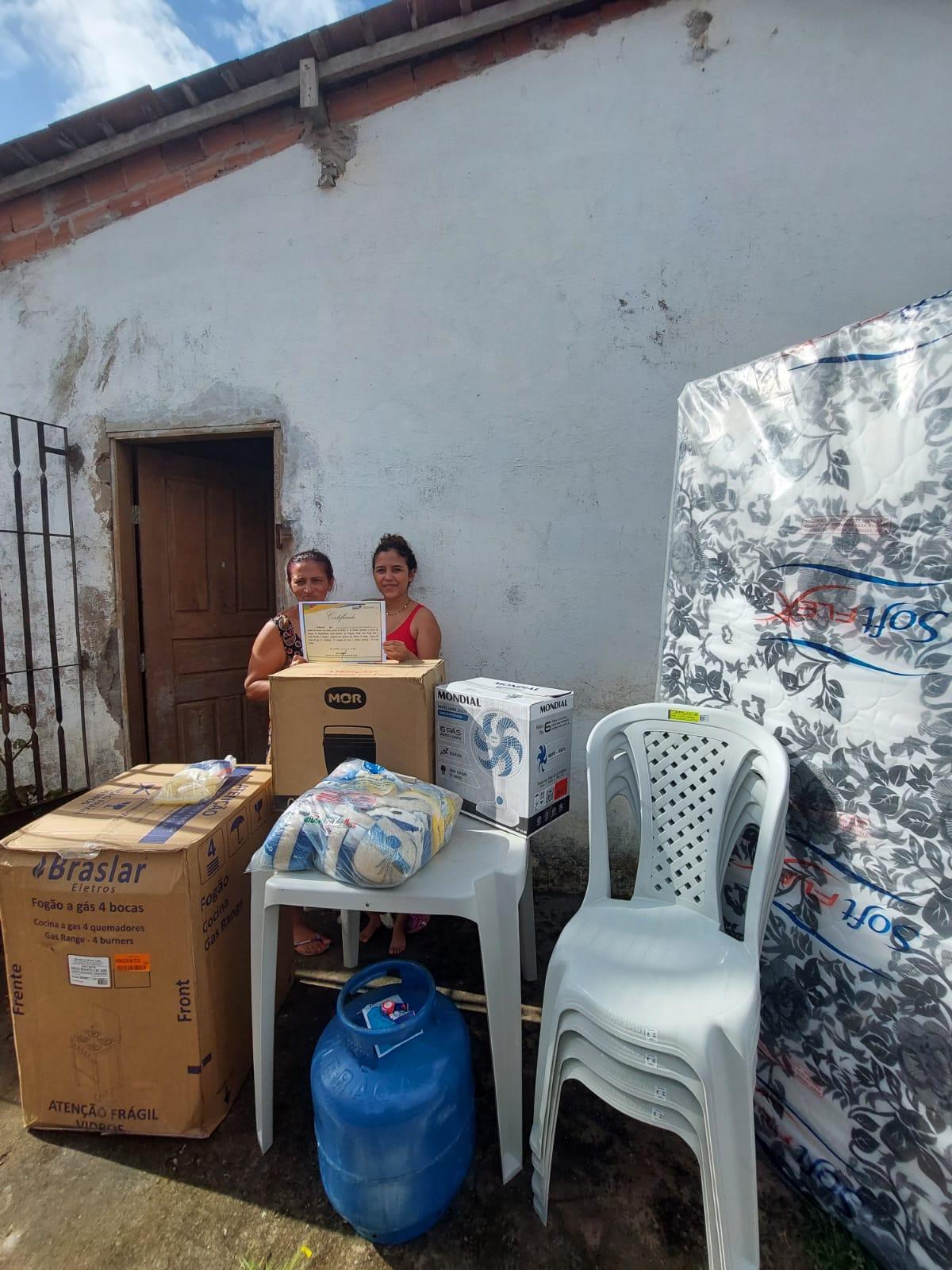 Prefeitura de Paço e Governo do Estado, distribuem kits Mobília para famílias carentes em Paço