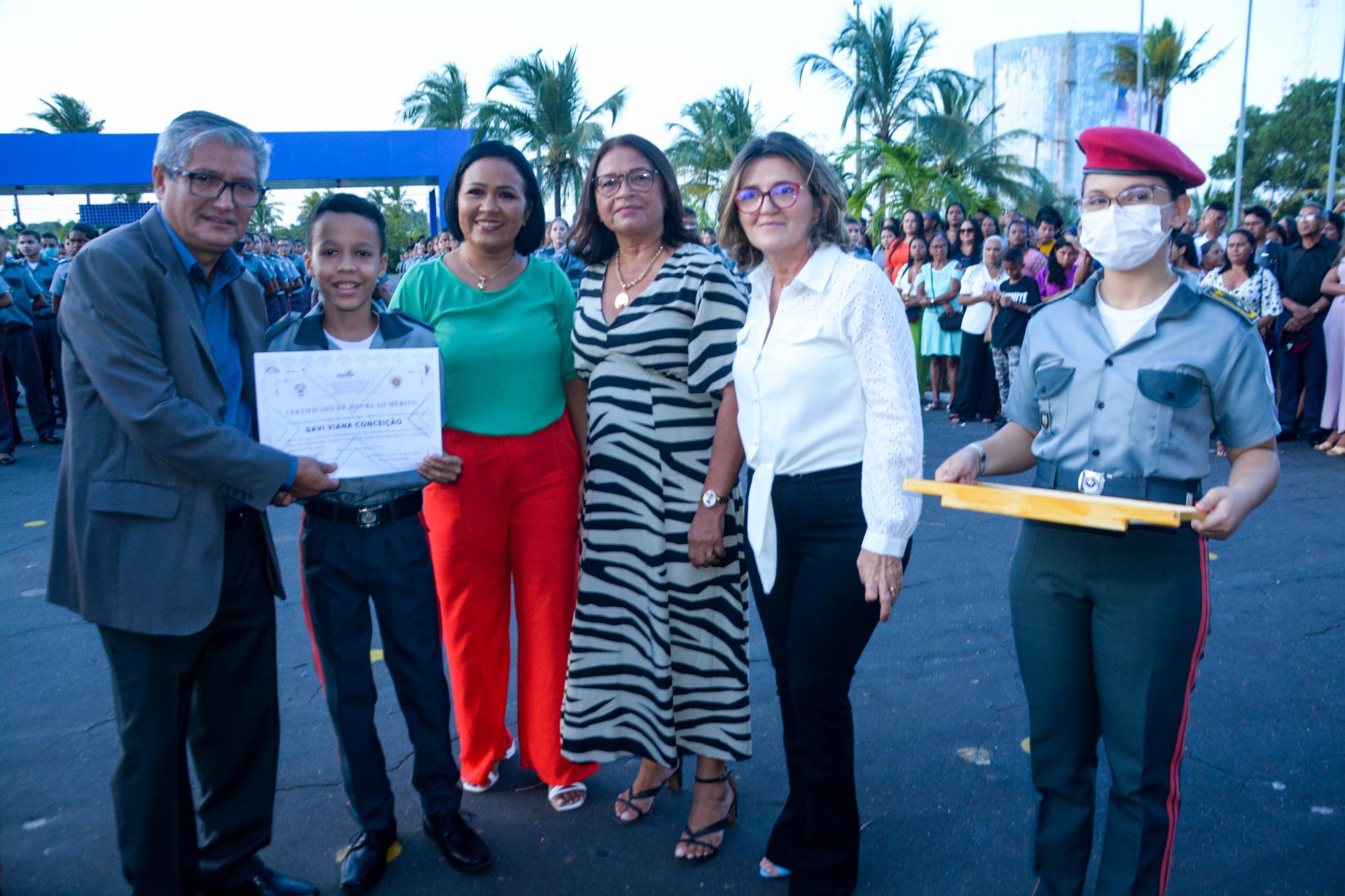 Com a presença do prefeito Eudes Barros, 741 alunos do Colégio Militar Tiradentes XII participam da entrega da Boina