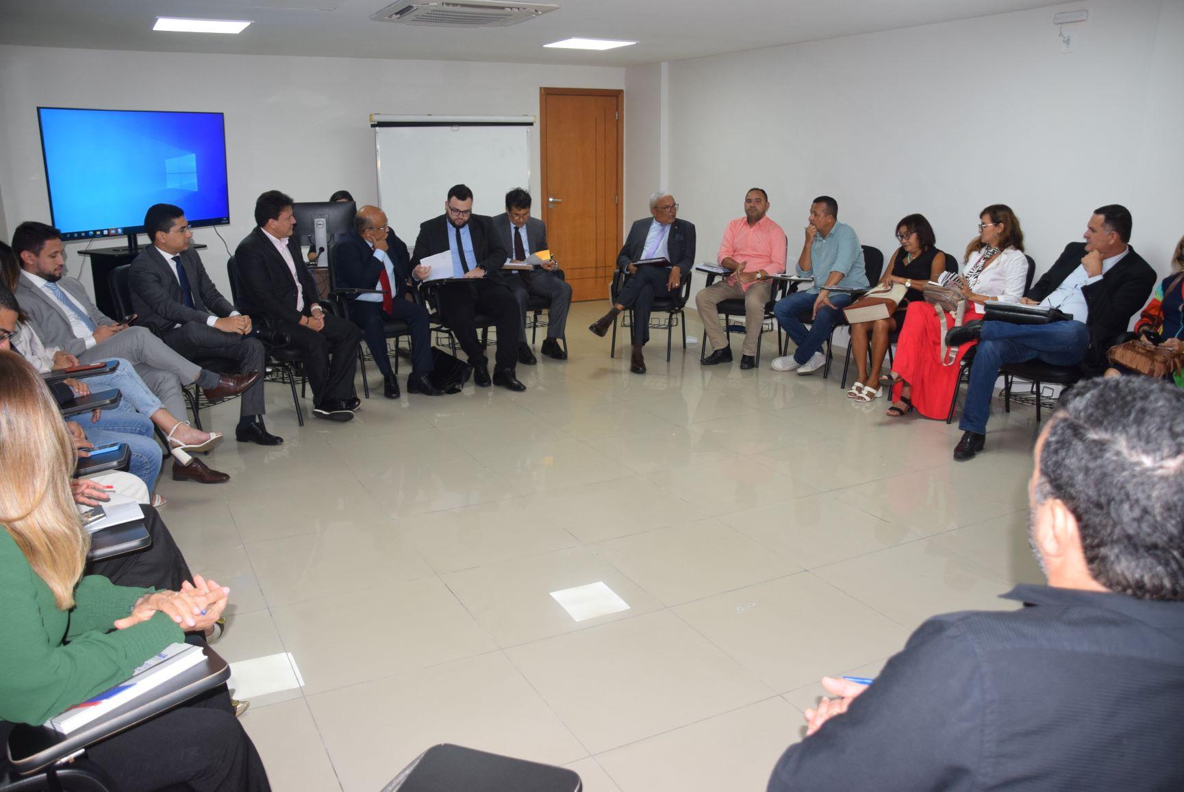 Reunião mediada pelo MPMA chega a nova proposta para professores em greve