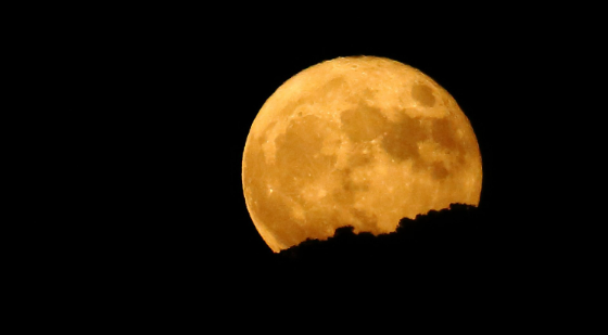 Segunda superlua do ano será visível no Brasil nesta quarta-feira (5)