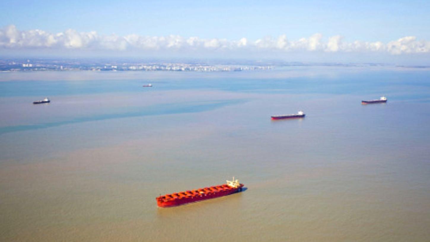 Prático sofre mal súbito e morre a bordo de navio fundeado em alto-mar